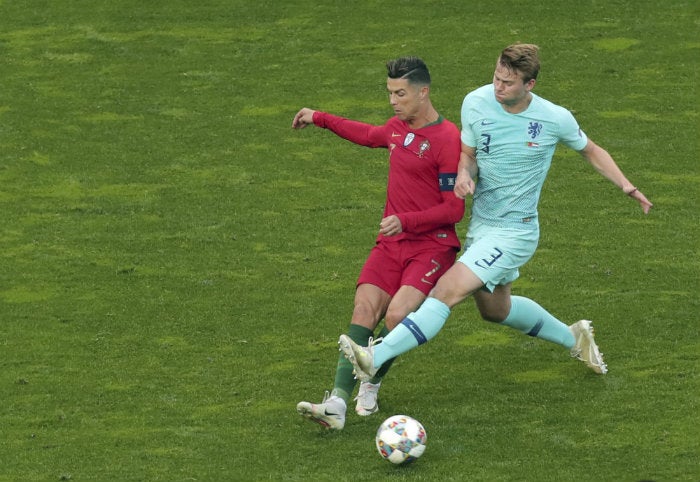 CR7 y De Ligt pelean el balón