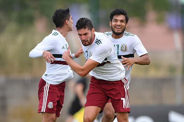 Jugadores de México celebran el gol contra China en Toulon 