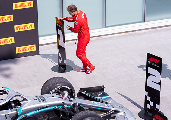 Vettel cambia el letrero de las posiciones en el GP de Canadá