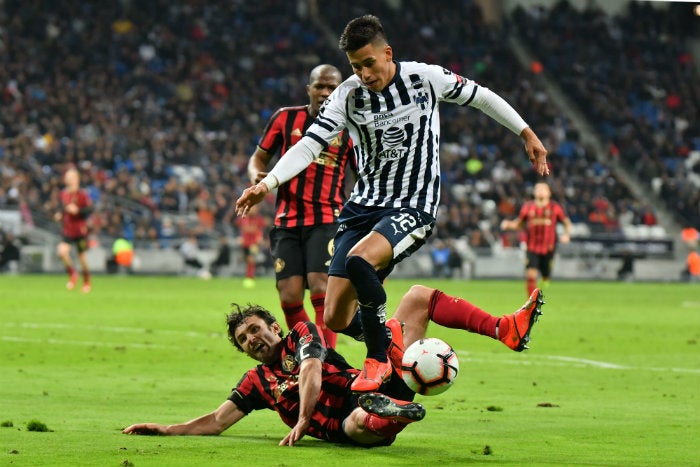 IMAGO7 Maxi Meza disputando el balón