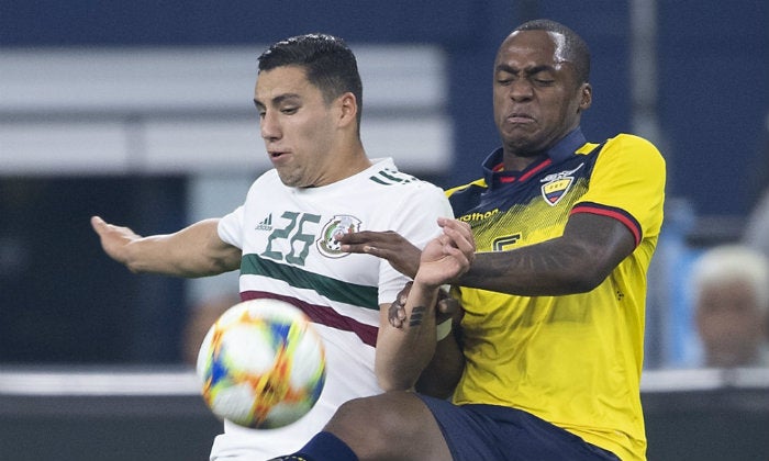 Sánchez pelea el balón durante el partido