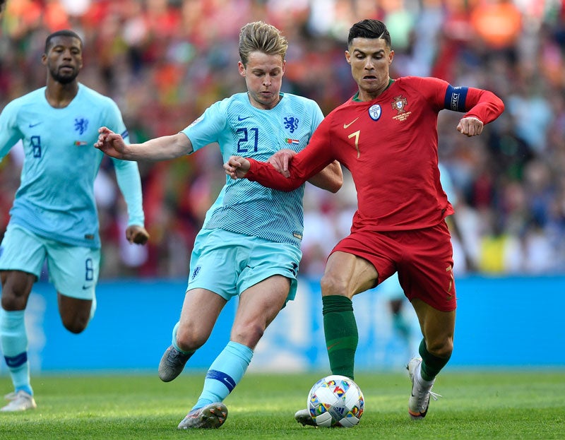 De Jong pelea un esférico con CR7 en la Final de la Nations League