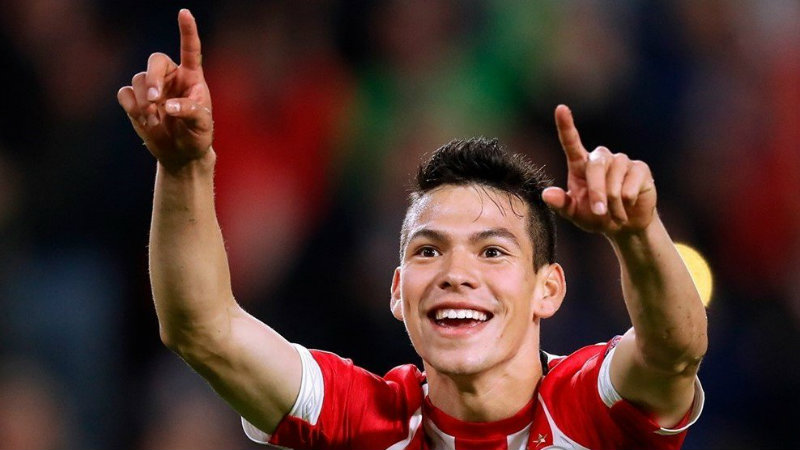 Lozano festeja tras anotar un gol con el PSV en Champions