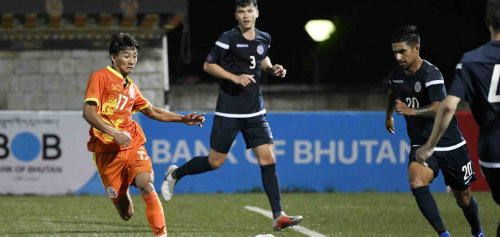 Acción durante un partido entre las selecciones de Bután y Guam 