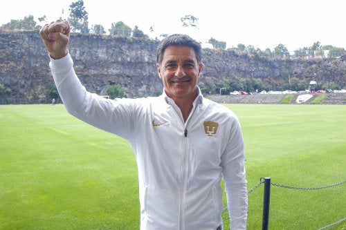 Miguel González durante su presentación con Pumas 