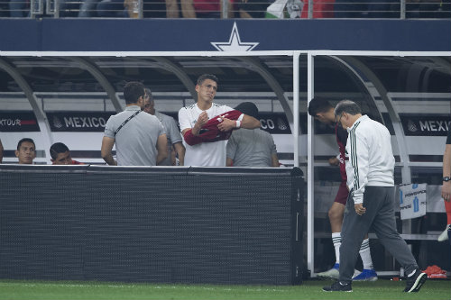 Héctor Moreno abandona el campo tras lesión 