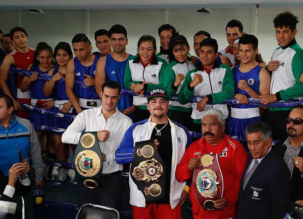 Andy Ruiz se tomó la foto del recuerdo en el CDOM