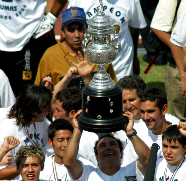 Hugo Sánchez levanta título del Clausura 2004