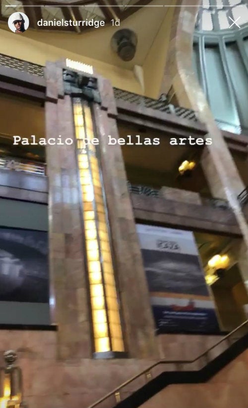Daniel Sturridge en visita el Palacio de Bellas Artes