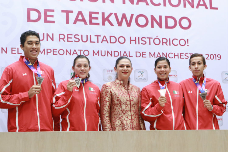 Guevara recibe a atletas tras el Campeonato Mundial de Taekwondo Manchester 2019