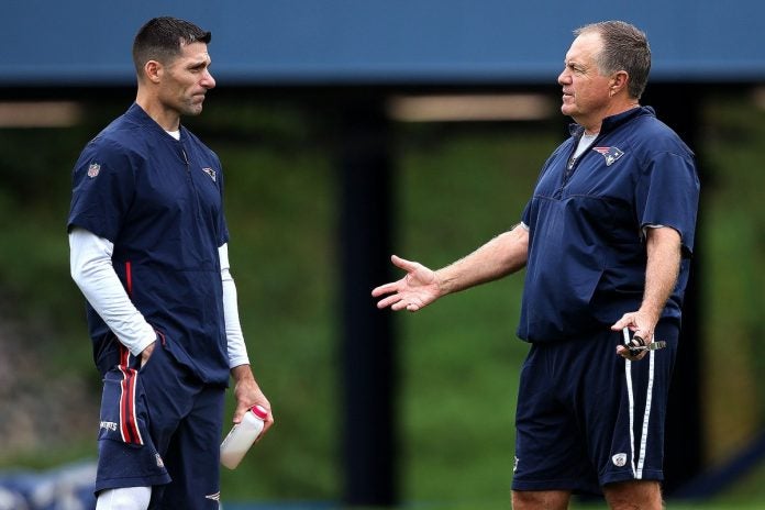 Nick Caserio y Bill Belichick en un entrenamiento de los Pats