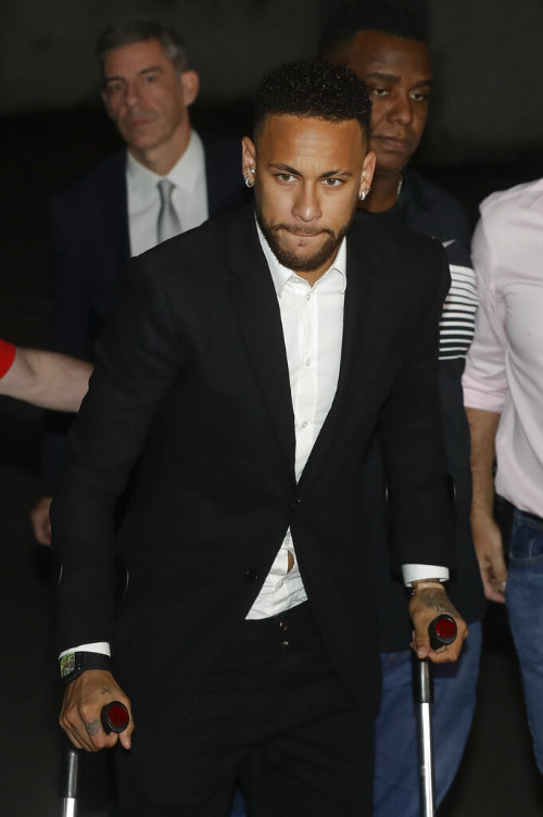Neymar sale en muletas tras audiencia ante el juez