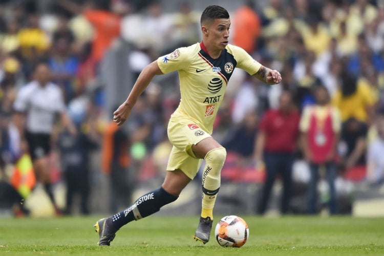 Mateus Uribe conduce el esférico en un duelo con América