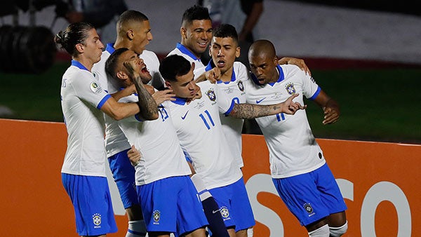 Jugadores de Brasil festejan gol contra Bolivia