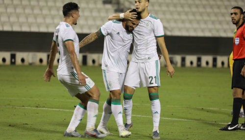 Delort celebra una anotación con la Selección de Nigeria