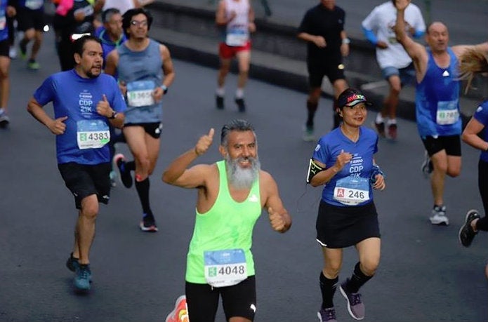 Gente sonríe durante la Carrera del Día del padre 