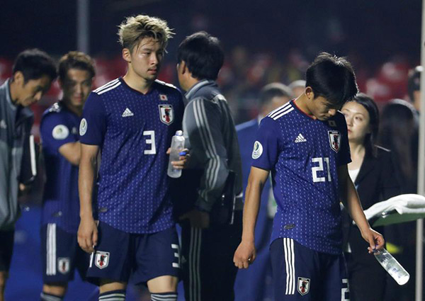 Futbolistas de Japón, cabizbajos tras la derrota contra Chile