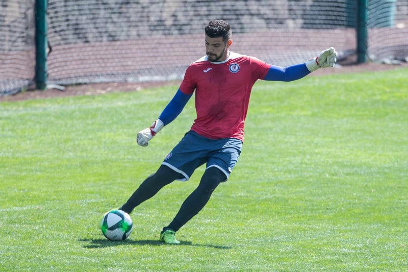 Andrés Gudiño realiza un despeje