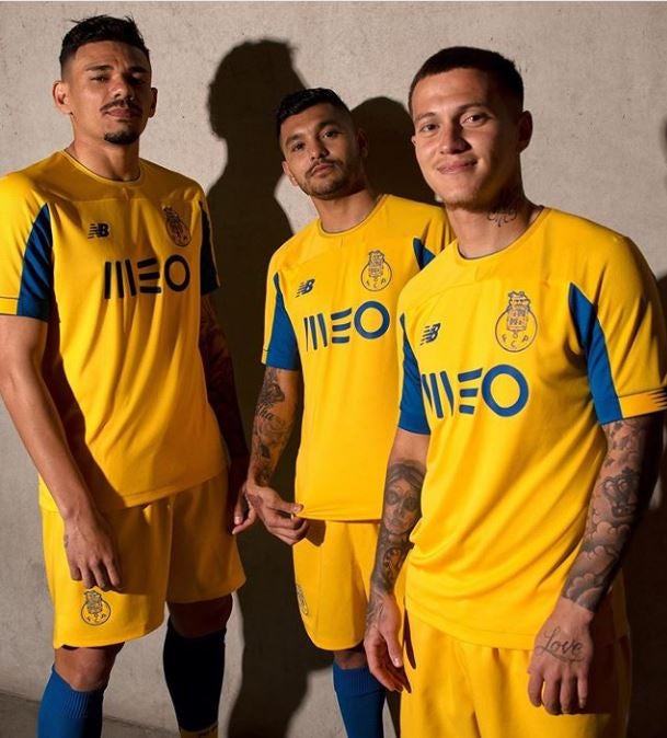 Tecatito y presentando el uniforme alternativo del Porto 