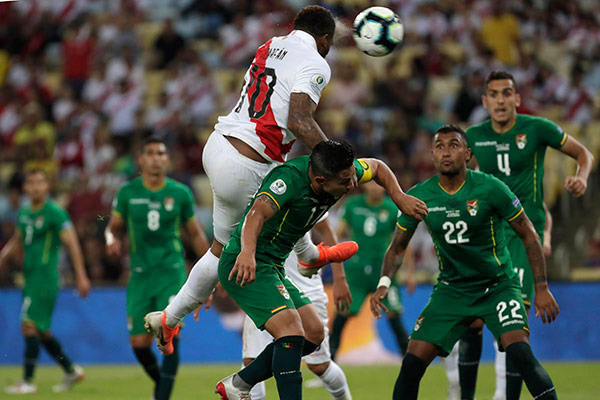 Farfán cabecea para el segundo gol peruano