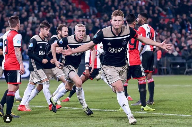 Matthijs de Ligt festeja un gol con el Ajax