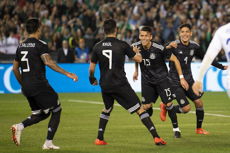 Moreno festeja un gol con la Selección Mexicana