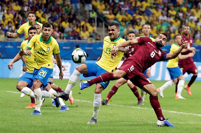 Dani Alves pelea un balón con Tomás Rincón