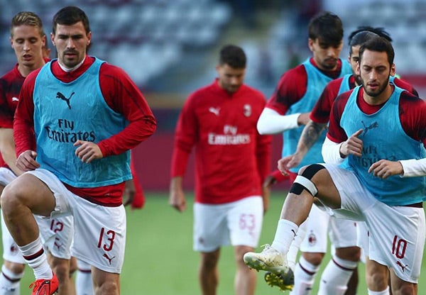 Jugadores del Milan calientan antes de un partido de la Serie A