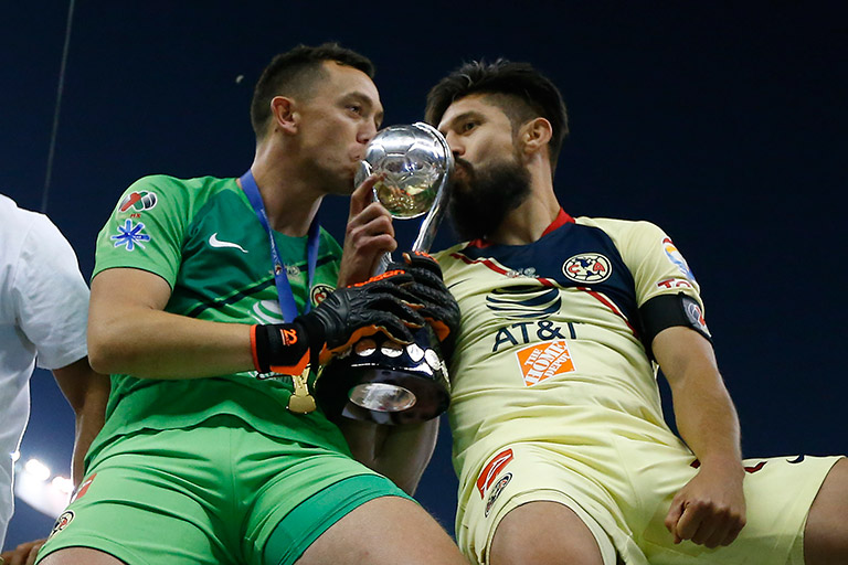 Marche y Oribe, besando la copa del Apertura 2018