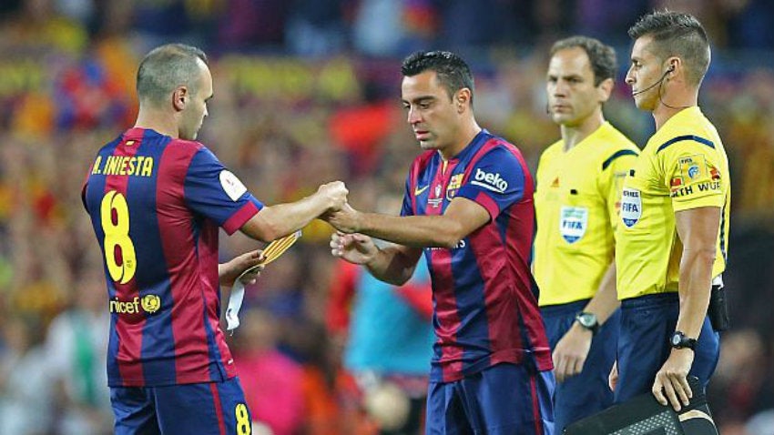 Xavi recibe el gafete de capitán por Iniesta en partido del Barcelona 