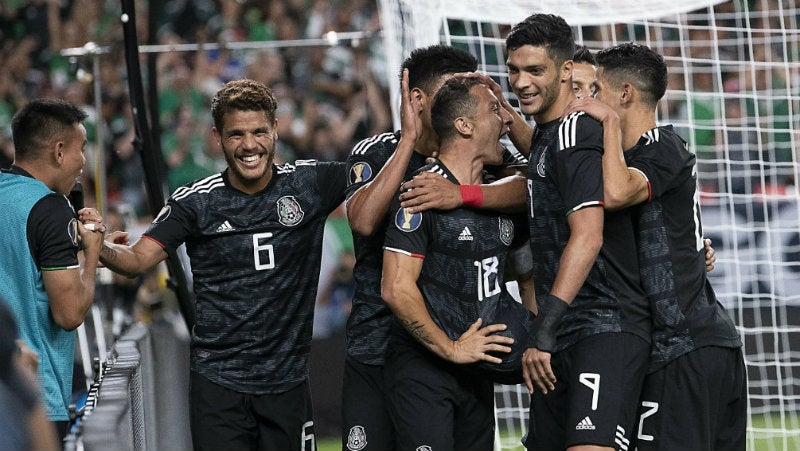 Jugadores de México festejan un gol vs Canadá