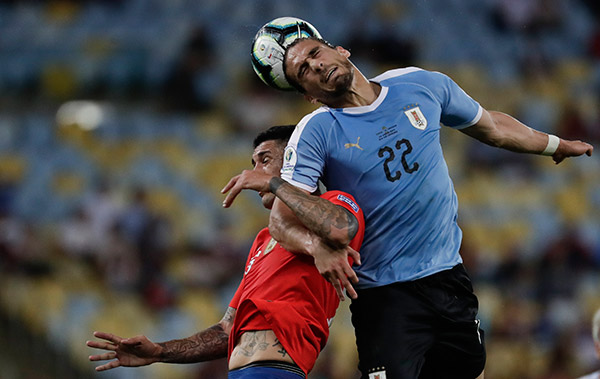 Cáceres pelea el balón en el juego contra Chile