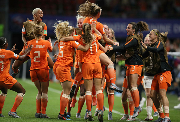 Jugadoras de Holanda festejan gol contra Japón 