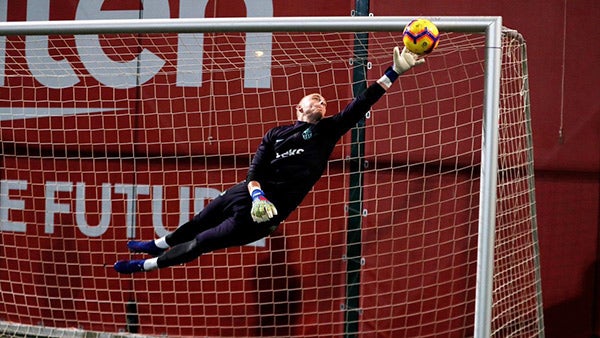 El portero holandés sca del ángulo un balón 