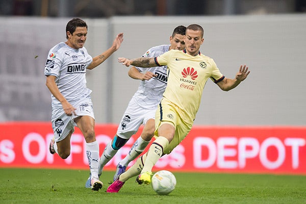 Darío Benedetto conduce balón en juego de América