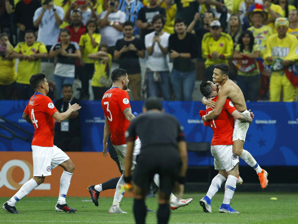 Alexis celebra el gol del triunfo de La Roja