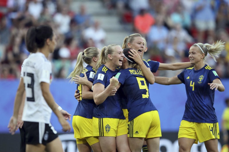 Jugadoras de Suecia festejan un gol frente a Alemania