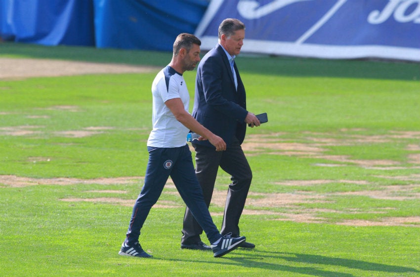 Pedro Caixinha y Peláez caminan en las instalaciones de Cruz Azul 