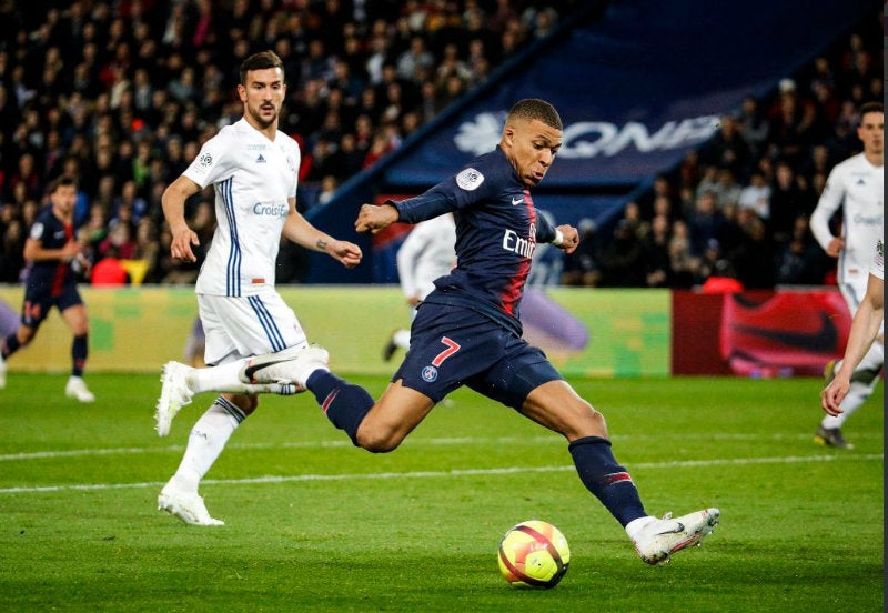 Mbappé golpea el balón en un juego con el PSG