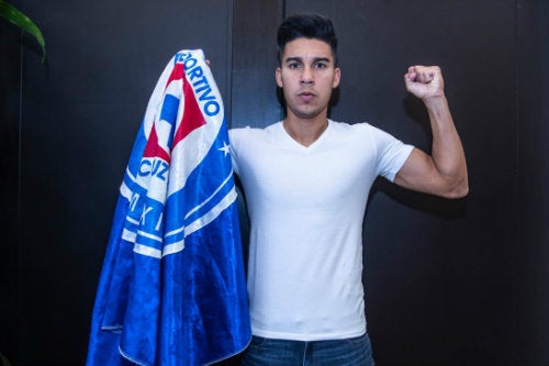 Fernández con la bandera de Cruz Azul