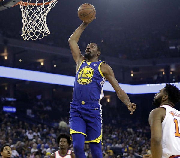 Durant brinca para clavar la pelota en el aro