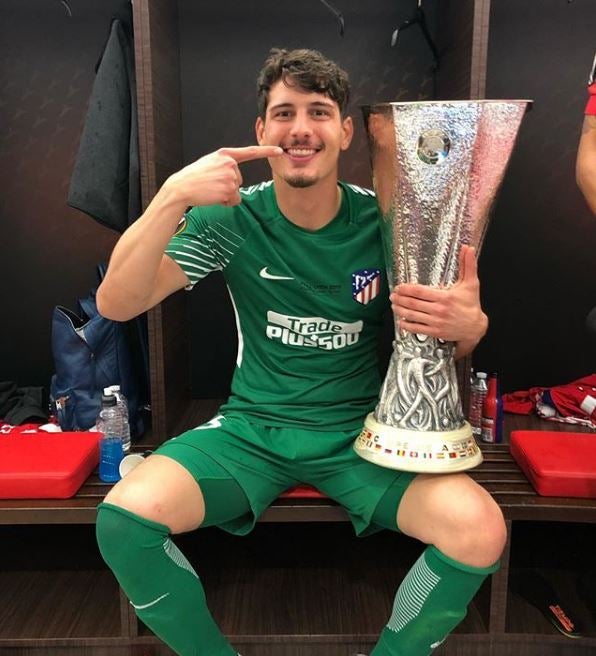 Axel Werner posa con el trofeo de la Europa League