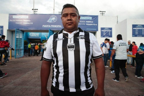 Aficionado posa con la camiseta en homenaje a Míchel