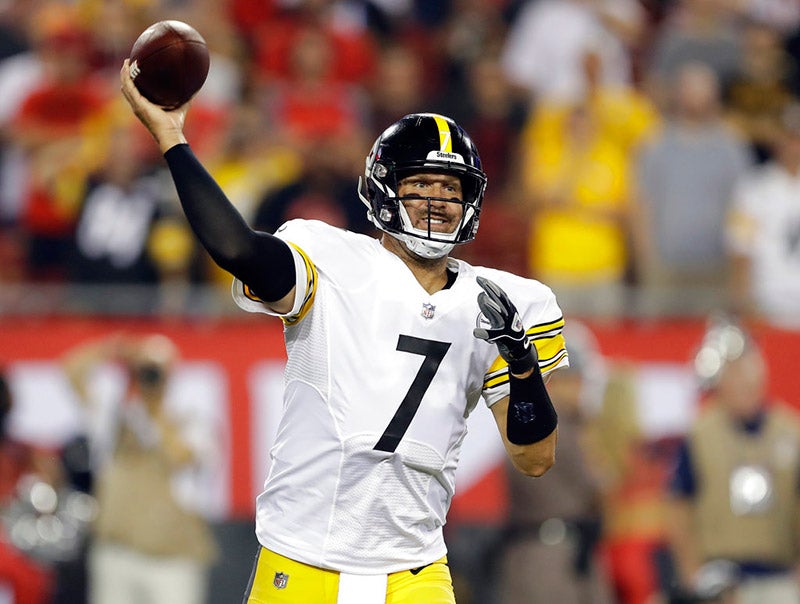 Ben Roethlisberger lanza un pase con Steelers