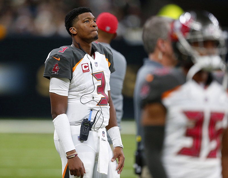 Jameis Winston observa el partido de Buccaneers