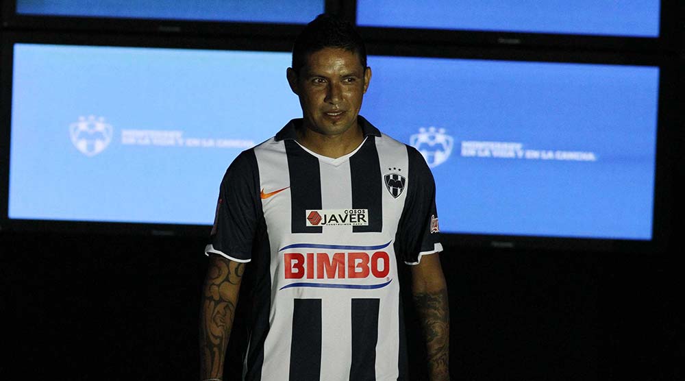 Cabrito en la presentación del uniforme de Monterrey 