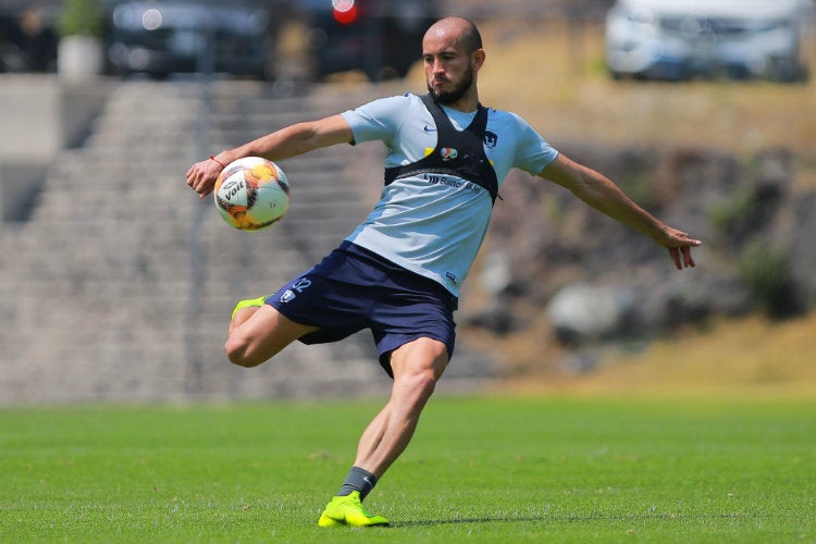 Carlos González, durante un entrenamiento con Pumas