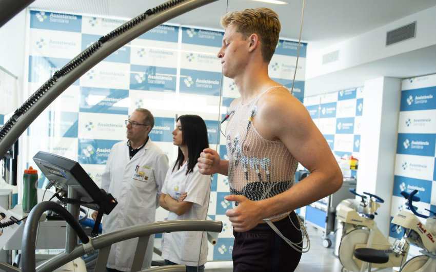 De Jong durante pruebas médicas del Barcelona 