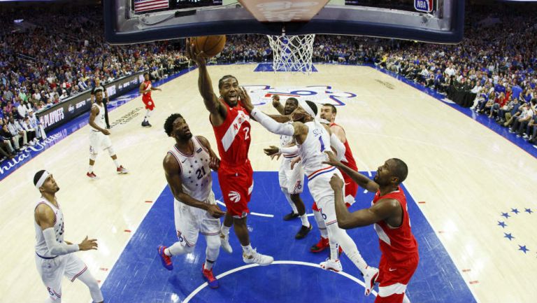 Kawhi Leonard levanta el vuelo para anotar una canasta