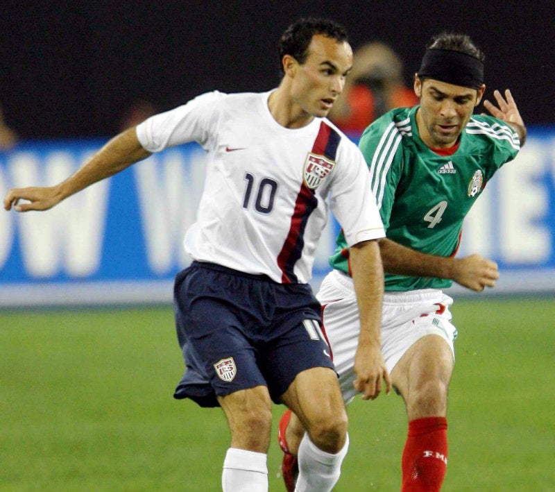 Landon Donovan disputa un balón con Rafa Márquez en 2007